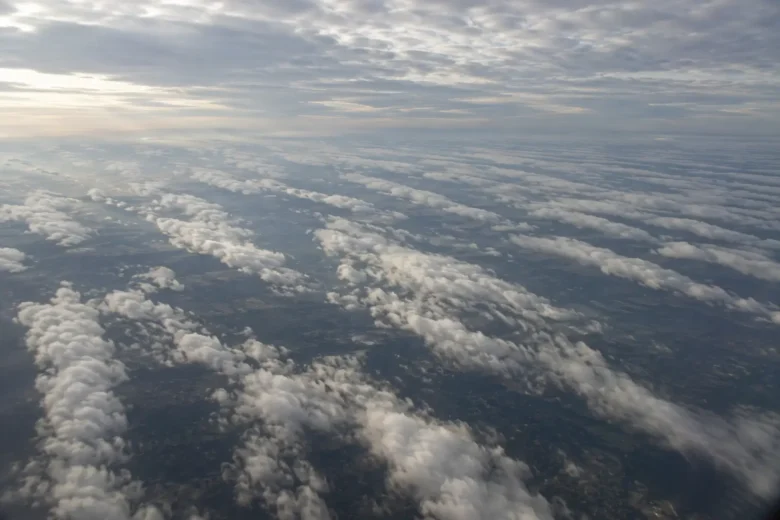 Nuvens organizadas em linhas paralelas.